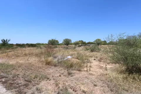 109 County Road 2638, Devine, TX 78016 photo 2