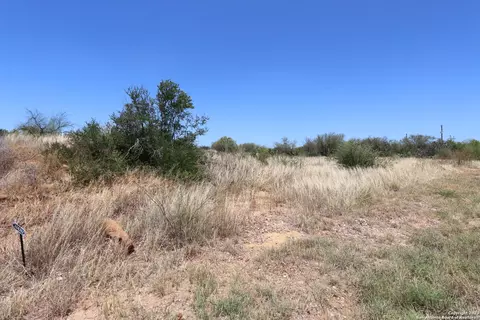 109 County Road 2638, Devine, TX 78016 photo 4