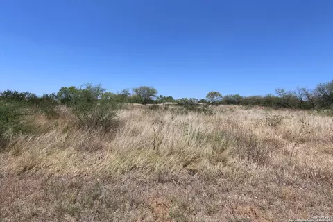 109 County Road 2638, Devine, TX 78016 photo 3