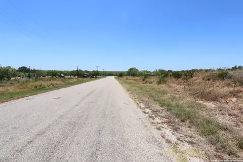 109 County Road 2638, Devine, TX 78016 photo 5