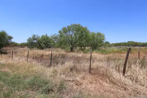 103 County Road 2638, Devine, TX 78016 photo 3