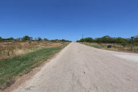 103 County Road 2638, Devine, TX 78016 photo 4