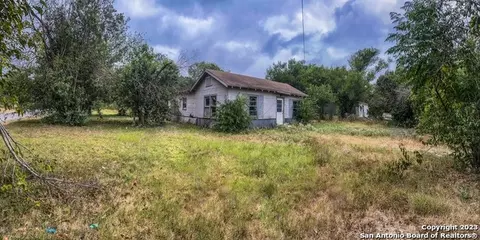 413 E Daniel St, Uvalde, TX 78801 photo 1