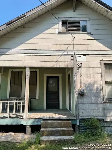 606 Armstrong St, Yoakum, TX 77995