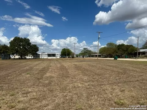 13091311 Hickory St, Jourdanton, TX 78026