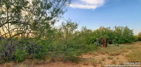 519 Comanche Ln, Cotulla, TX 78014 photo 1