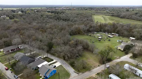 305 W Trinity St, Luling, TX 78648