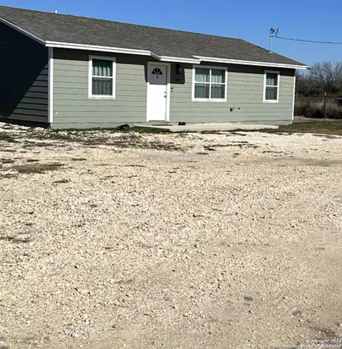 536 N Estes Ave, La Pryor, TX 78872