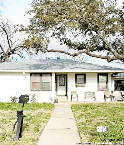 113 Littleton Dr, Devine, TX 78016 photo 1