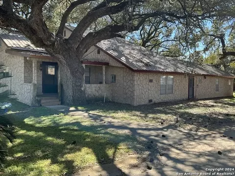 858 County Road 6612, Devine, TX 78016 photo 1