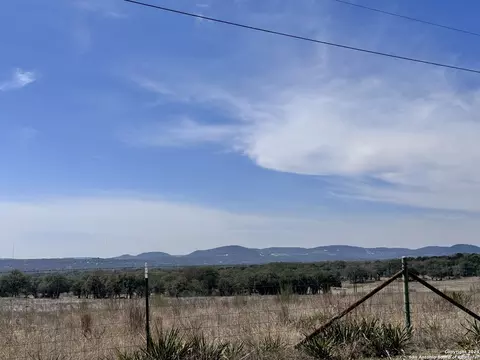 247 Highgate Dr, Bandera, TX 78003