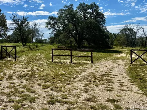 0 Cr 781, Natalia, TX 78059