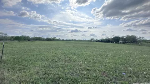 1 County Rd #163, Elmendorf, TX 78112
