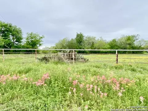 210 Shamrock Dr, Floresville, TX 78114