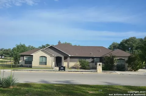 701 Jack Nicklaus Dr, Devine, TX 78016 photo 1