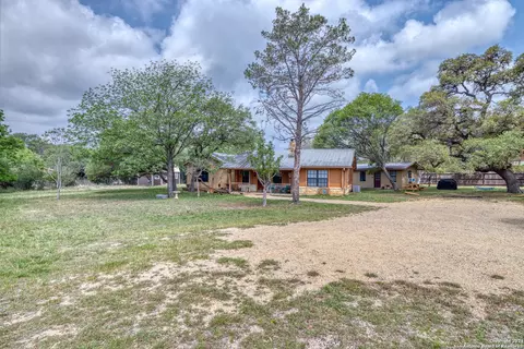 577 Mariposa Ave, Concan, TX 78838