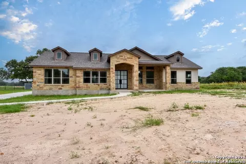 607 Jack Nicklaus Dr, Devine, TX 78016 photo 1