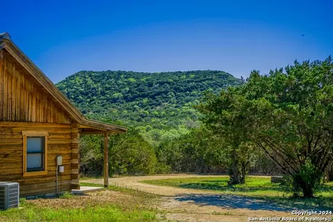 473 Jay Bird Ln, Utopia, TX 78884 photo 1