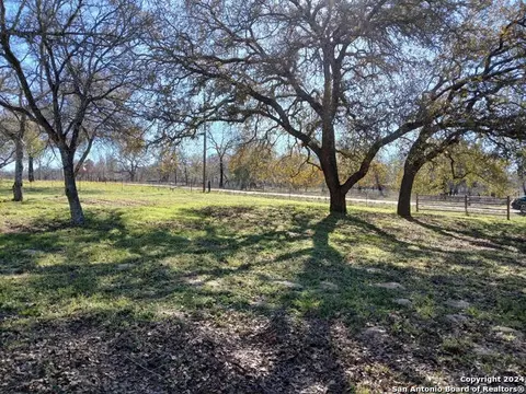 286 County Road 6876, Natalia, TX 78059