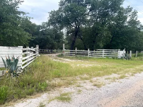 1550 E Hickory Ln, San Antonio, TX 78264