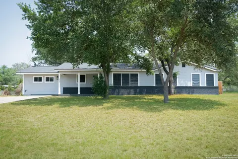 609 Hickory Hwy, Devine, TX 78016