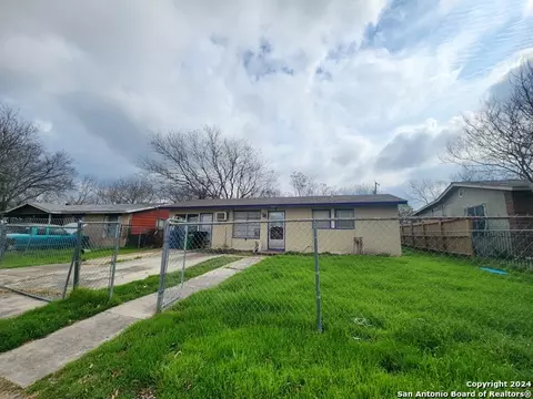 438 Park Plz, San Antonio, TX 78237