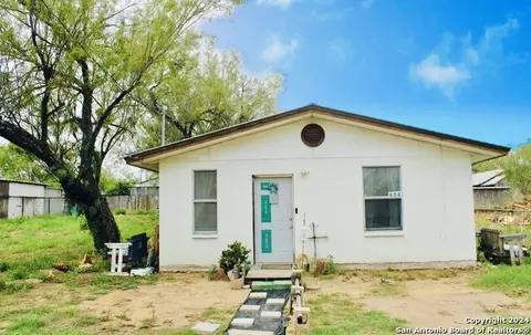 804 Alta Vis, Cotulla, TX 78014 photo 1