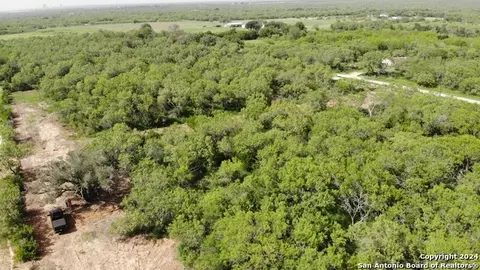 000 10th St, Christine, TX 78064