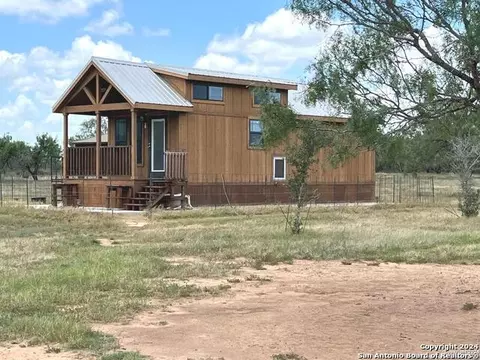 8136 Leal Rd, Pleasanton, TX 78064