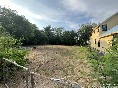 911 E Crockett St, San Antonio, TX 78202