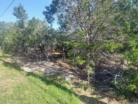 621 Glen Oaks Dr, Canyon Lake, TX 78133