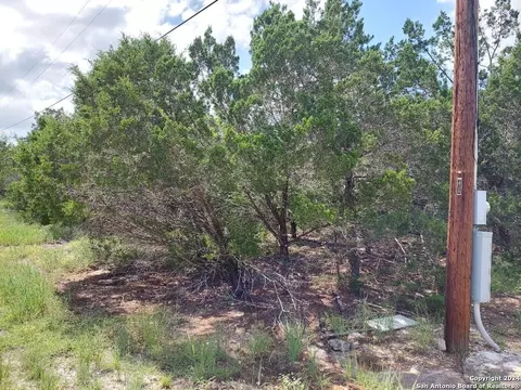 621 Glen Oaks Dr, Canyon Lake, TX 78133