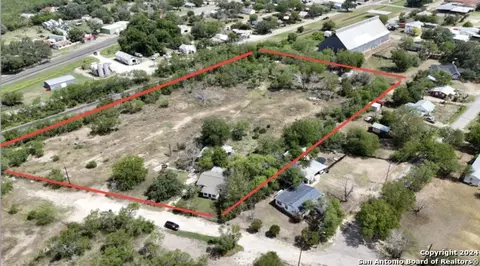 298 Ross Ave, Devine, TX 78016 photo 1