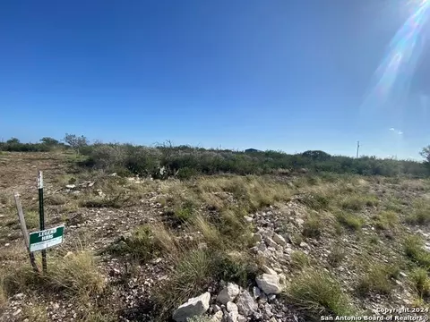 71 Greystone Hills Cir, Uvalde, TX 78801