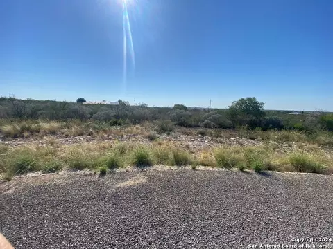 70 Greystone Hills Cir, Uvalde, TX 78801