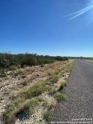 29 Rocky Hills Cir, Uvalde, TX 78801