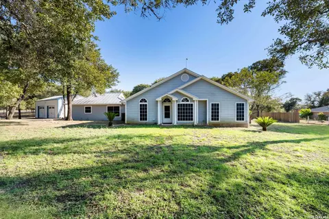 104 Scenic Oak, Floresville, TX 78114