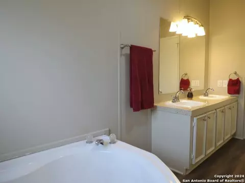 315 Loraine Dr, Devine, TX 78016 photo 9