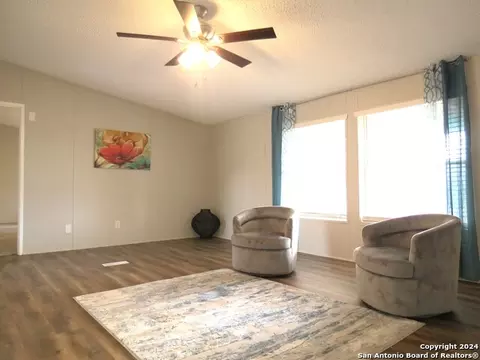315 Loraine Dr, Devine, TX 78016 photo 2