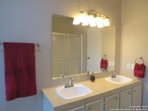 315 Loraine Dr, Devine, TX 78016 photo 10