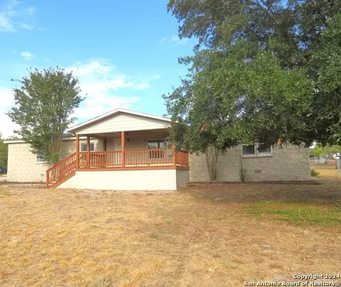 315 Loraine Dr, Devine, TX 78016