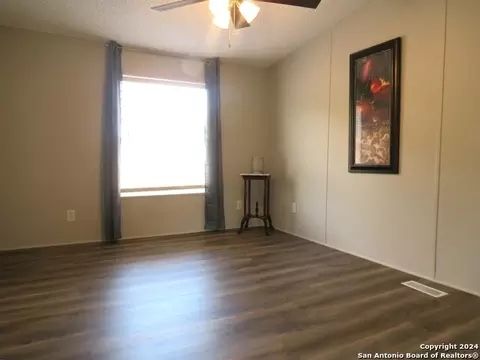 315 Loraine Dr, Devine, TX 78016 photo 6