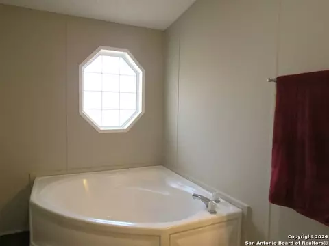 315 Loraine Dr, Devine, TX 78016 photo 11