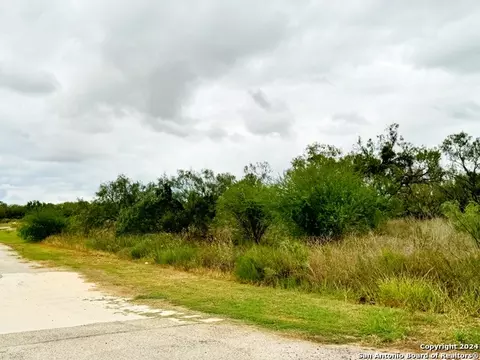 106 Cr 2638, Devine, TX 78016 photo 5