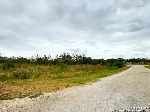 106 Cr 2638, Devine, TX 78016 photo 4