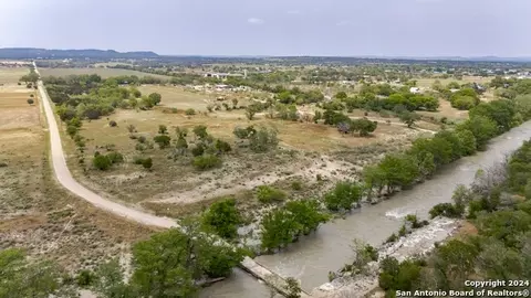 106 Homilius Rd, Center Point, TX 78010