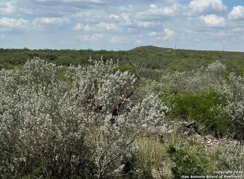87 Legend Hills Rd, Uvalde, TX 78801