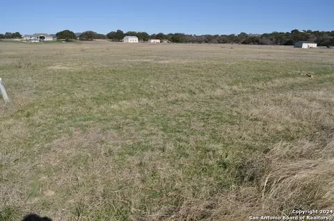 307 Hackamore Trl, Bandera, TX 78003