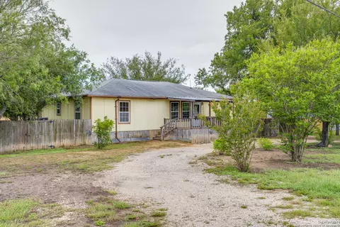 515 County Road 3821, San Antonio, TX 78253