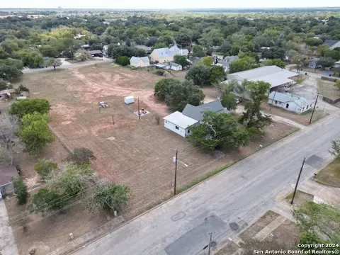 1510 C St, Floresville, TX 78114